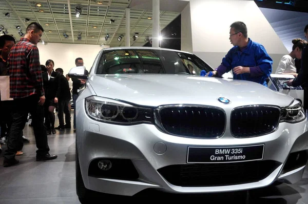 Empleado Limpia Bmw 335I Gran Truismo Durante 15ª Exposición Internacional — Foto de Stock