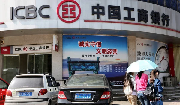 Пішоходи Ходять Повз Філію Icbc Промисловий Комерційний Банк Китаю Xuchang — стокове фото