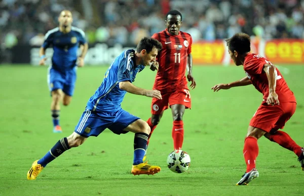 Lionel Messi Argentina Esquerda Tenta Romper Christian Kwesi Annan Centro — Fotografia de Stock