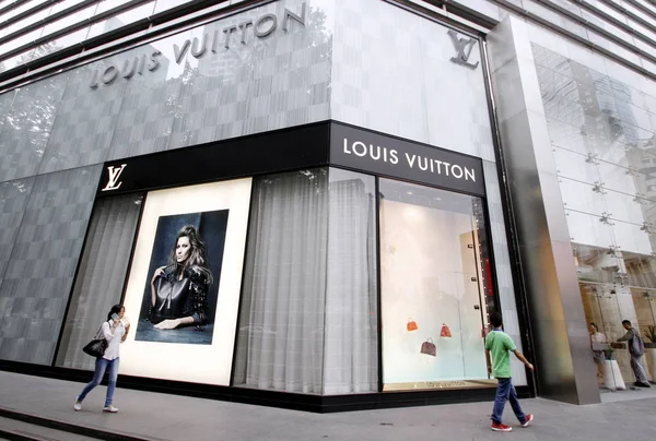Пешеходы Проходят Мимо Модного Бутика Louis Vuitton Городе Нанкин Провинция — стоковое фото