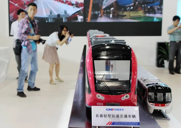 Los Visitantes Ven Modelos Trenes Stand China Cnr Corporation Limited — Foto de Stock