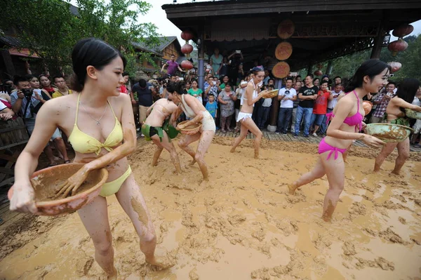 Vrouwen Bikini Gekleed Hebben Plezier Een Modder Worstel Evenement Een — Stockfoto