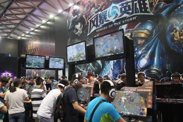 Visitors Play Electronic Game Heroes Storm Desktop Computers 12Th China — Stock Photo, Image