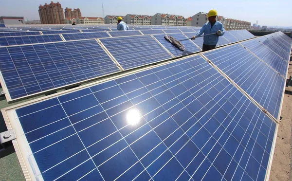 Trabajadores Chinos Limpian Paneles Solares Una Planta Fotovoltaica Ciudad Jimo — Foto de Stock