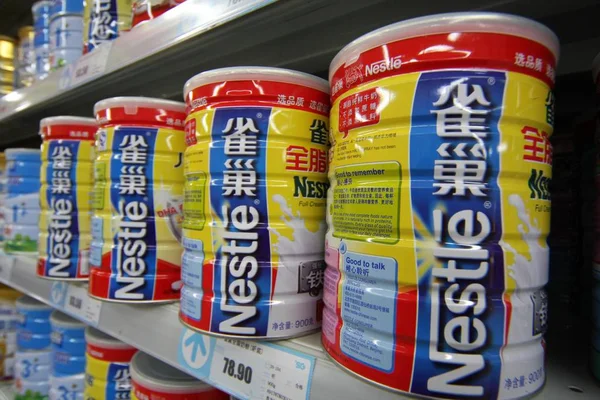 Konzervdobozok Nestle Tej Teljesítménye Eladó Egy Szupermarket Nantong Kelet Chinas — Stock Fotó