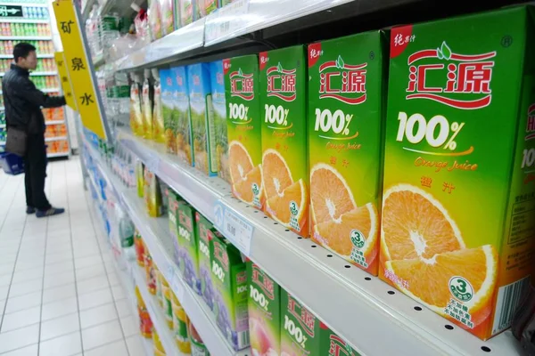 中国の顧客は 2013年3月24日 中国東部江蘇省南通のスーパーマーケットでフイユアンジュースのカートンを選択します — ストック写真