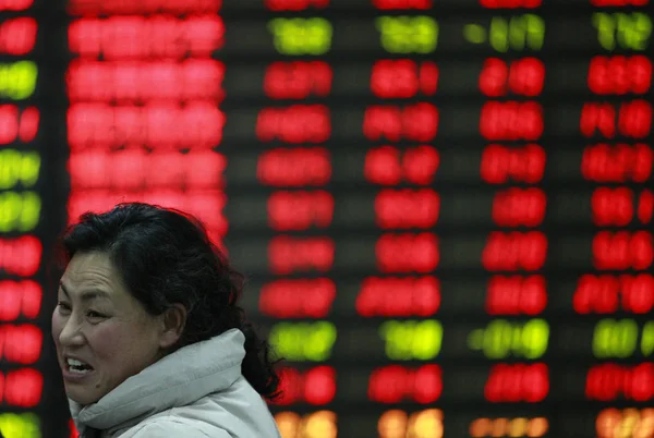 Ein Chinesischer Investor Betrachtet Die Aktienkurse Rot Für Steigende Preise — Stockfoto