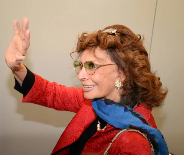 Italienische Schauspielerin Sophia Loren Winkt Nach Ihrer Ankunft Auf Dem — Stockfoto