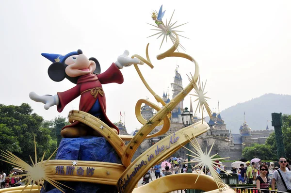 Turisté Projdete Kolem Sochy Mickey Mouse Hong Kongu Disneylandu Resort — Stock fotografie