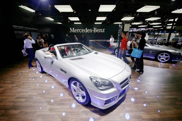 Visitantes Experimentar Olhar Para Carro Esportivo Mercedes Benz Slk 200 — Fotografia de Stock