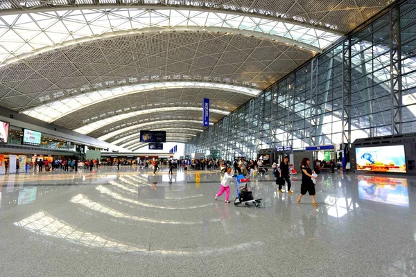 Пассажиры Замечены Новом Здании Терминала Аэропорта Чэнду Шуанлю Чэнду Провинция — стоковое фото