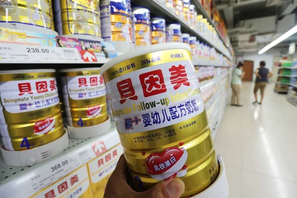 Egy Kínai Ügyfél Vásárol Beingmate Baba Képlet Egy Szupermarketben Xuchang — Stock Fotó