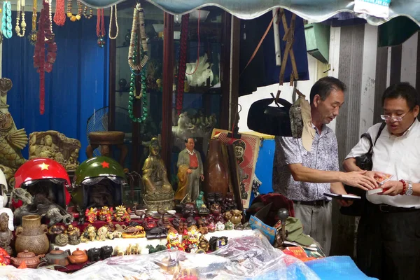 Köpare Fynd Med Leverantör Shanghai Dongtai Road Antikmarknaden Shanghai Kina — Stockfoto