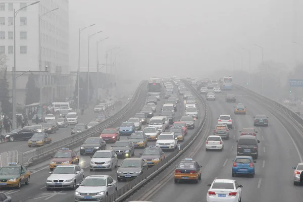 Massen Von Autos Fahren Bei Starkem Smog Auf Einer Autobahn — Stockfoto