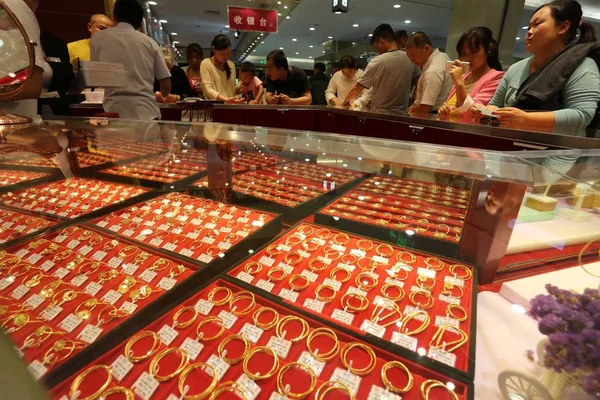 Clientes Chinos Compran Adornos Oro Una Joyería Ciudad Xuchang Provincia — Foto de Stock