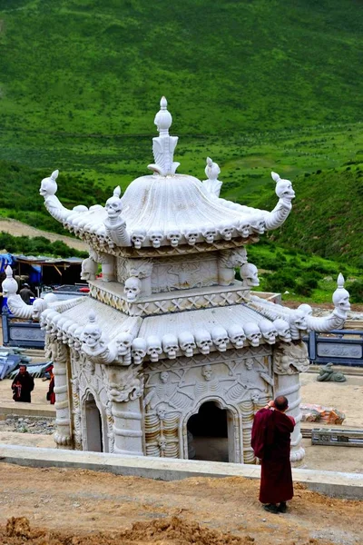 Lama Modlí Před Věží Ticha Nebeském Pohřbu Sertara County Tibetské — Stock fotografie