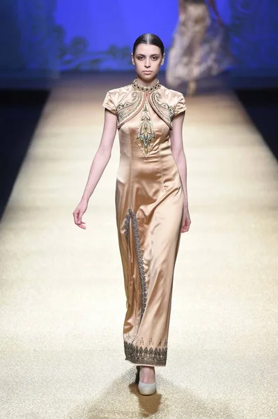 2014 베이징 2015 Xiuqin 패션쇼에서 디자이너 Xiuqin에 새로운 창조를 — 스톡 사진