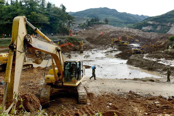 2014년 31일 남서부 구이저우성 푸취안시 도핑시 마을에서 산사태가 발생한 구조대가 — 스톡 사진