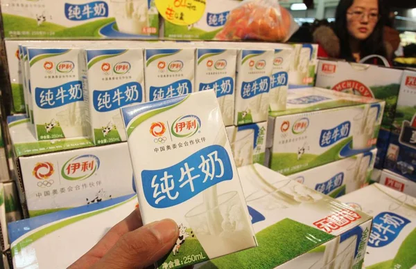 Πελάτες Αγοράζουν Αγνό Γάλα Στην Yili Ένα Σούπερ Μάρκετ Στην — Φωτογραφία Αρχείου