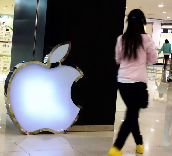 File Une Chinoise Passe Devant Logo Apple Couché Sur Sol — Photo