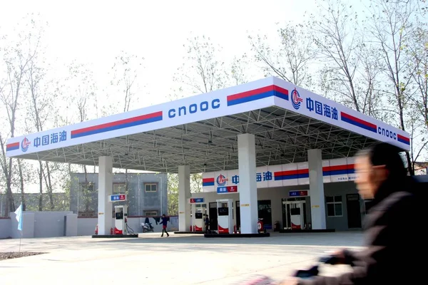 Ciclista Passa Por Posto Gasolina Cnooc China National Offshore Oil — Fotografia de Stock