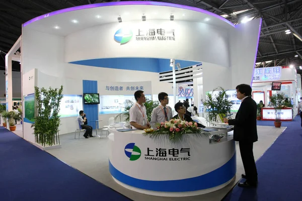 Besökare Höger Samtal Med Kinesiska Anställda Vid Montern Shanghai Electric — Stockfoto