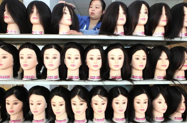 Chinese Worker Combs Wigs Wig Factory Jifa Group Qingdao City — Stock Photo, Image