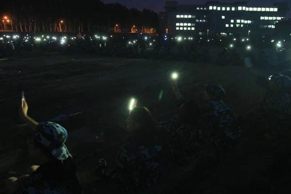 Cientos Jóvenes Estudiantes Sostienen Luces Teléfonos Móviles Para Formar Dos —  Fotos de Stock