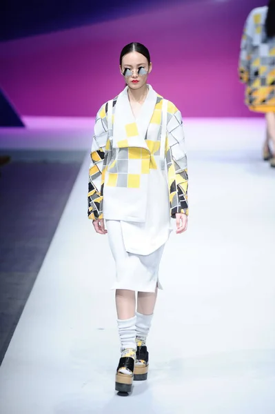 Modelo Exibe Uma Criação 2014 China Knitwear Fashion Design Concurso — Fotografia de Stock