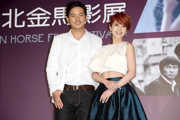 Taiwanees Zangeres Actrice Rainie Yang Rechts Host Acteur Chris Wang — Stockfoto