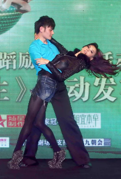 香港の歌手および女優セシリア チャン ダンス ウィズ テレビ ダンスのための記者会見中に実行者は 2013 日北京 中国の Cctv — ストック写真