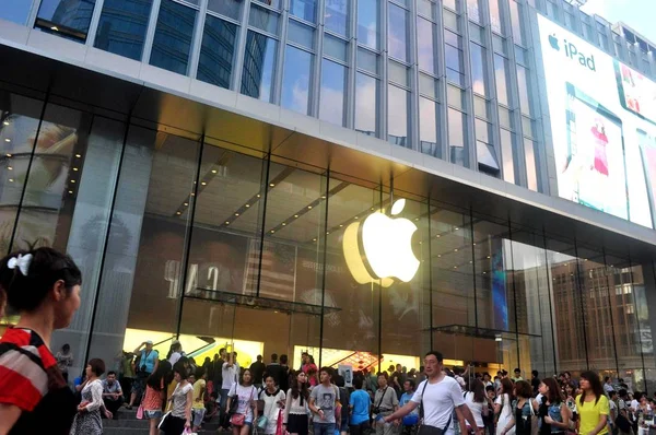 Пешеходы Проходят Мимо Магазина Apple Store Торговой Улице Nanjing Road — стоковое фото