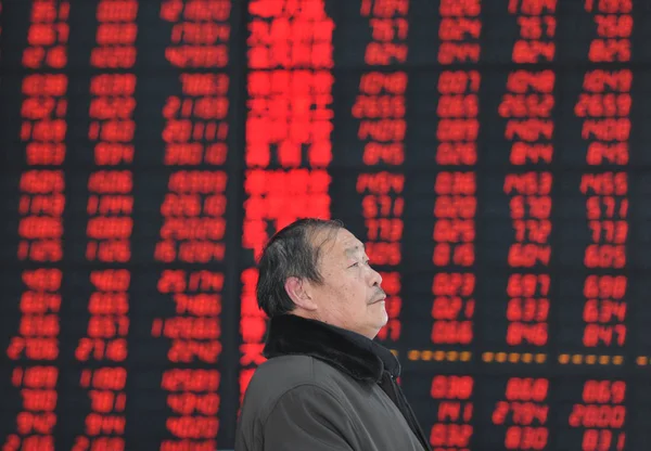 Een Chinese Investeerder Kijkt Aandelenkoersen Rood Voor Prijs Rising Een — Stockfoto