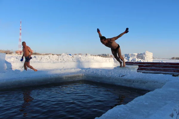 2014年12月22日 在中国东北黑龙江省黑河市 一位冬泳爱好者准备跳入冰冷的游泳池 — 图库照片