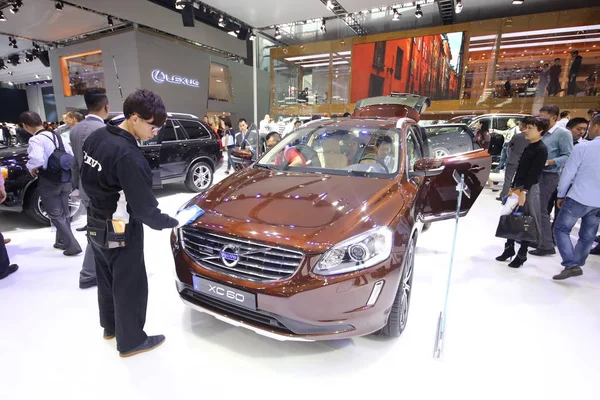Kinesisk Anställd Städar Volvo Xc60 Den Kina Guangzhou International Automobile — Stockfoto