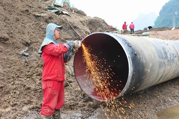 Ein Chinesischer Arbeiter Poliert Ein Stahlrohr Das Auf Einer Baustelle — Stockfoto