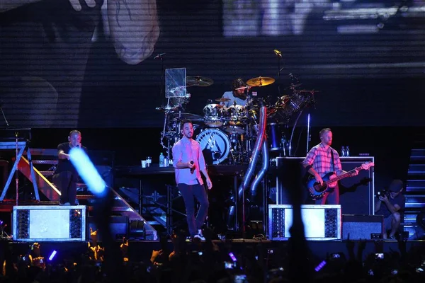 Leden Van Amerikaanse Rockband Linkin Park Presteren Tijdens Een Concert — Stockfoto