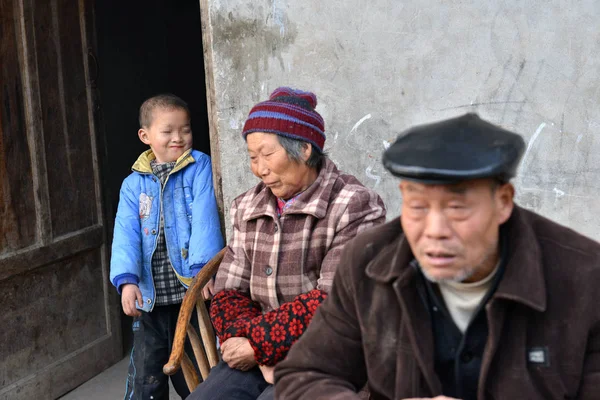 8歳のHiv感染少年クン 2014年12月21日 中国南西部の四川省南トン市 麗橋村の家の前で祖父母を見る — ストック写真