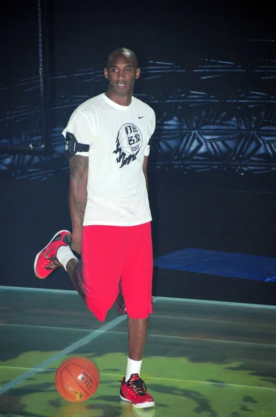 Nba Ster Kobe Bryant Poseert Tijdens Een Basketbal Evenement Door — Stockfoto