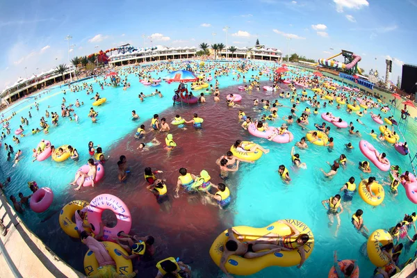 Touristen Spielen Einem Schwimmbad Maya Wasserpark Happy Valley Shanghai China — Stockfoto