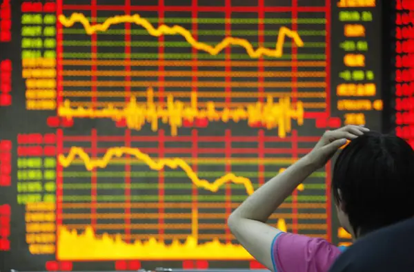 中国の投資家は Huaibei 東中国安徽州の株式仲買家で株式インデックスを見て 月2013 — ストック写真