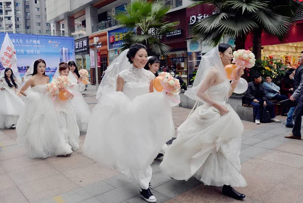 Mulheres Solteiras Vestidas Com Vestidos Casamento Correm Praça Wanda Antes — Fotografia de Stock