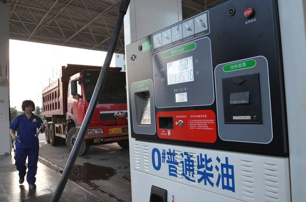 Empolyee Chinês Trabalha Posto Gasolina Bingzhou Província Central Chinas Hunan — Fotografia de Stock