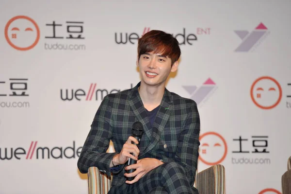 Νοτιοκορεατική Ηθοποιός Lee Jong Suk Συμμετέχει Συνεδρίαση Του Ανεμιστήρα Στο — Φωτογραφία Αρχείου