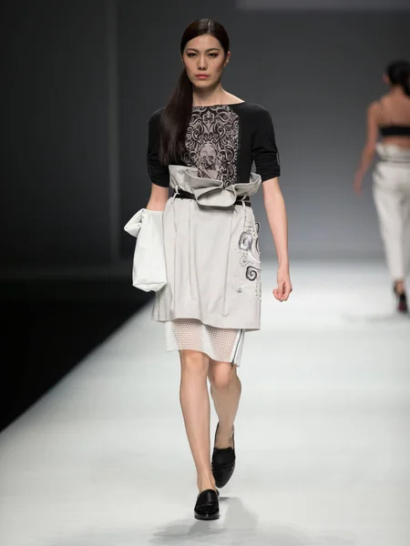 Mannequin Présente Une Nouvelle Création Designer Zhu Wen Défilé Mode — Photo