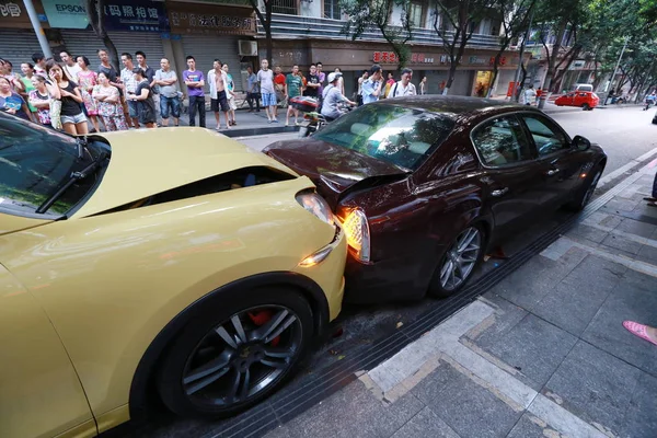 Policjanci Postronni Patrzą Maserati Quattraporte Którego Tylny Koniec Został Uszkodzony — Zdjęcie stockowe