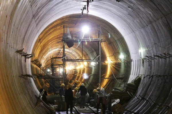 2012 日中部中国河南省鄭州市南 北水転換プロジェクトの中間ルートで黄色川を運河のトンネルで中国人労働者労働 — ストック写真