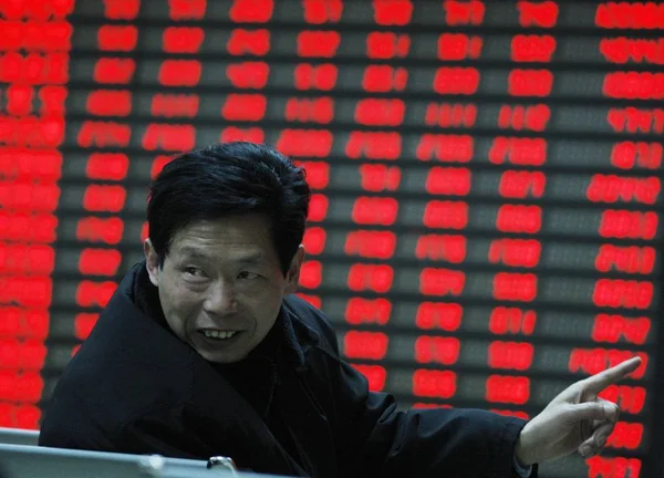 中国の投資家を見て株価は 東中国安徽省 2012 日の証券の家で 赤の価格上昇のため — ストック写真