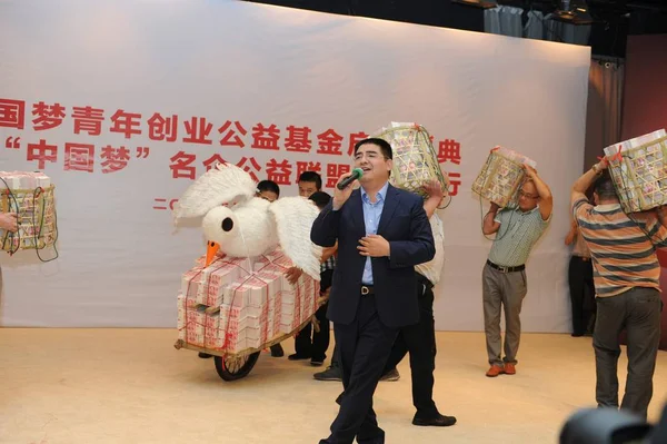 中国百万富翁慈善家陈光标于2013年8月30日在中国上海举行的 中国梦青年创业慈善基金 启动仪式上演唱 — 图库照片