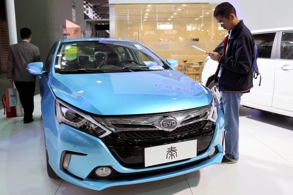 Visitante Olha Para Carro Elétrico Byd Qin Durante 2014 China — Fotografia de Stock